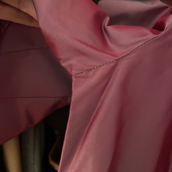 Dana Buchman silk blouse. - Picture 8 of 9